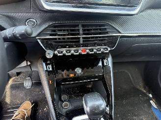 Peugeot 208 1.2I picture 23