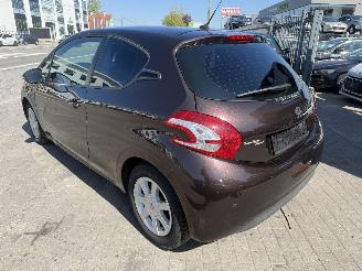Peugeot 208 1.2I 3P picture 3