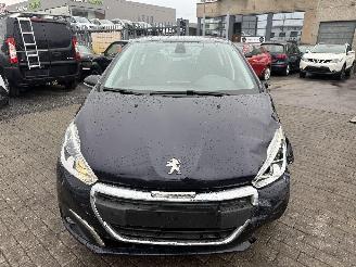 Peugeot 208 1.2 SIGNATURE picture 2