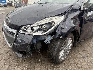 Peugeot 208 1.2 SIGNATURE picture 14