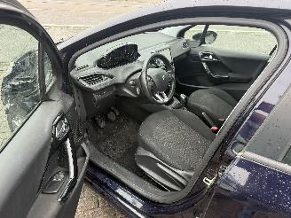 Peugeot 208 1.2 SIGNATURE picture 6