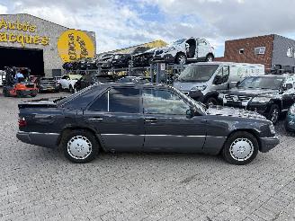 Mercedes 200-serie 124 picture 4