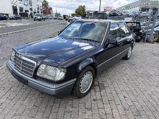Mercedes 200-serie 124 picture 3