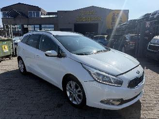 krockskadad bil auto Kia Ceed 1.6 CRDI SW 2015/6
