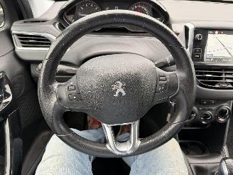 Peugeot 208 1.2 STYLE picture 24