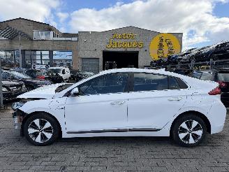 krockskadad bil auto Hyundai Ioniq PLUG-IN HYDBRID 2018/3
