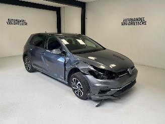 uszkodzony samochody osobowe Volkswagen Golf COMFORTLINE 2019/7