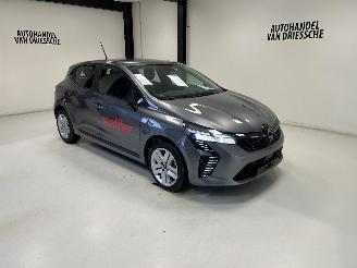 damaged passenger cars Renault Clio  2025/3