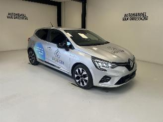 damaged passenger cars Renault Clio  2023/6