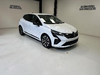 Damaged car Renault Clio TECHNO 2025/3
