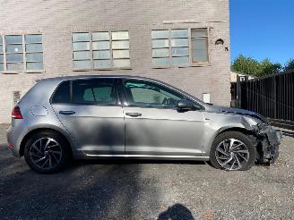 Vaurioauto  passenger cars Volkswagen Golf COMFORTLINE 2018/6