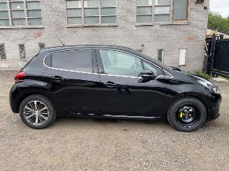 Damaged car Peugeot 208 ALLURE 2019/12