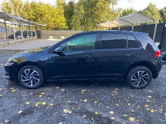 uszkodzony samochody osobowe Volkswagen Golf COMFORTLINE 2018/10