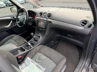 Ford Galaxy GHIA picture 25