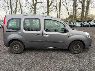 damaged passenger cars Renault Kangoo ZEN 2016/5