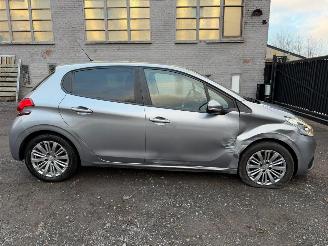 Unfallwagen Peugeot 208 1.2 I 2019/4
