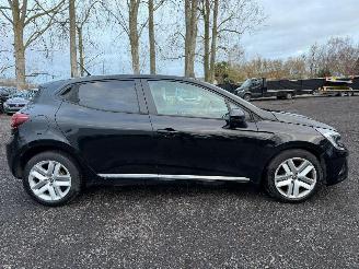 damaged passenger cars Renault Clio V ZEN 2021/2