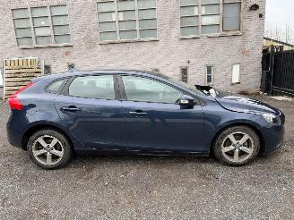 Vaurioauto  passenger cars Volvo V-40 V 40 KINETIC 2015/1