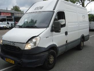 dommages fourgonnettes/vécules utilitaires Iveco Daily 35S15V 2.3 107KW 2015/3