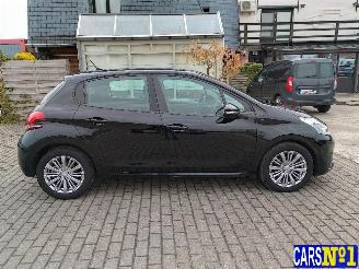 Peugeot 208  picture 8
