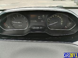 Peugeot 208  picture 18