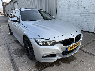 krockskadad bil auto BMW 3-serie 318i Touring M-Sport Pano H&K Leer 2017/12