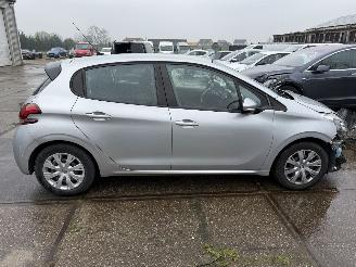 Peugeot 208 1.2 PureTech Automaat picture 9