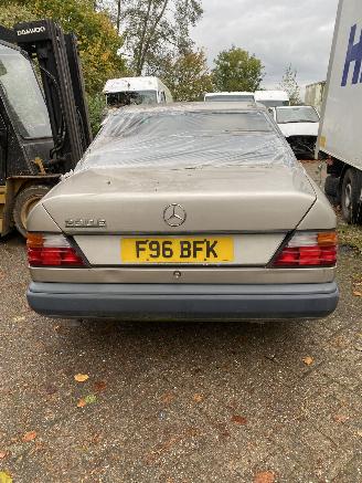 Mercedes 200-serie 230 E picture 2