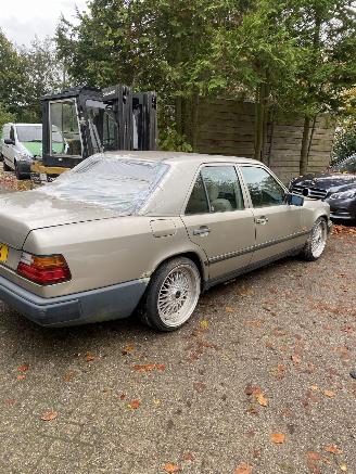 Mercedes 200-serie 230 E picture 4