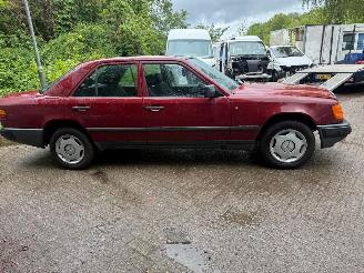 Mercedes 200-serie 230 E picture 7