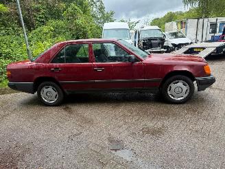 Mercedes 200-serie 230 E picture 9
