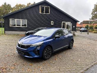 Damaged car Renault Clio V TECHNO SPORT NAVI CLIMA CAMERA VIRT DASH PDC LED FACELIFT B.J 2025 2025/5