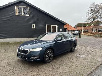 Schadeauto Skoda Octavia ETSI AUTOMAAT VIRTUEEL DASH NAVI CLIMA CAMERA B.J 11-2024 2024/11