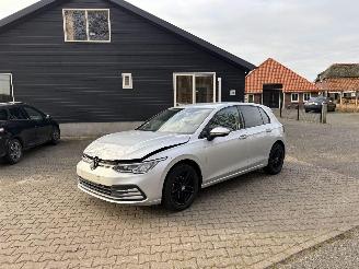 Voiture accidenté Volkswagen Golf 8 EDITION TSI 110 PK CLIMA CAMERA CRUISE LED B.J 2022 2022/5