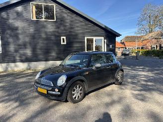 Vaurioauto  passenger cars Mini One 1.6 Panodak Airco elec pakket B.J 2003 inruiler geen schade 2003/5