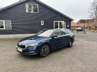 Vaurioauto  passenger cars Skoda Octavia TSI AUTOMAAT HYBRIDE NAVI CLIMA VIRT DASH CAMERA TREKHAAK LED B.J 12-2024 2024/12