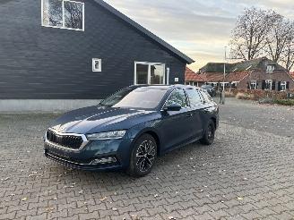 skadebil auto Skoda Octavia TSI AUTOMAAT HYBRIDE NAVI CLIMA VIRT DASH CAMERA TREKHAAK LED B.J 12-2024 2024/12