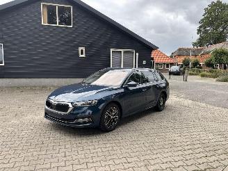 Skoda Octavia AUTOMAAT HYBRIDE NAVI CLIMA VIRT DASH CAMERA TREKHAAK LED B.J 12-2024 picture 1