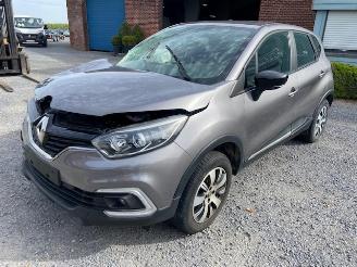 Vaurioauto  passenger cars Renault Captur  2019/4