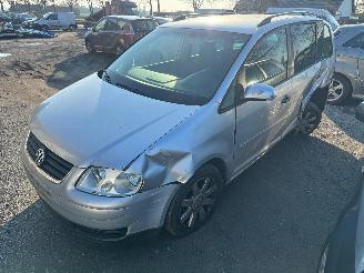Vaurioauto  passenger cars Volkswagen Touran  2006/6