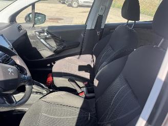 Peugeot 208  picture 10