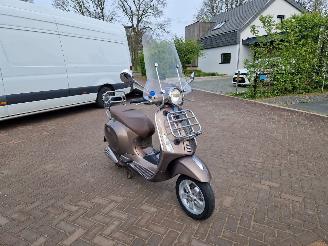 krockskadad bil bromfiets Vespa  PRIMAVERA 4T 2V 2016/9