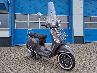 Vespa  LXV VIE DELLA MODA