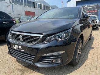 damaged passenger cars Peugeot 308 308 (L3/L8/LB/LH/LP), Hatchback 5-drs, 2013 / 2021 1.2 12V e-THP PureTech 130 2020