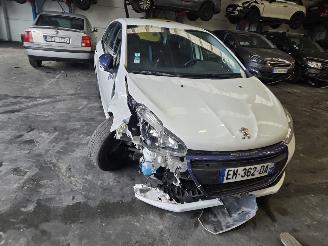 Peugeot 208  picture 2