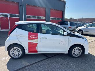 Toyota Aygo 1.0 12V VVT-i Hatchback  Benzine 998cc 53kW (72pk) FWD 2018-03 (KGB40) 1KRFE picture 15