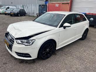 uszkodzony samochody osobowe Audi A3 1.6 TDI Ultra 16V Hatchback 4Dr Diesel 1.598cc 81kW (110pk) FWD 2013-09/2015-04 (8VA; 8VF) CRKB 2013/11