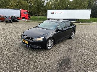 Vaurioauto  passenger cars Volkswagen Jetta 1.2 TSI Sedan 4Dr Benzine 1.197cc 77kW (105pk) FWD 2010-10/2017-12  CBZB 2011/7