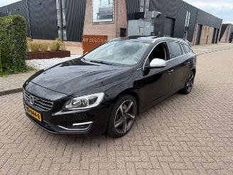 skadebil auto Volvo V-60 2.4 D6 Twin Engine R-Design 2015/12