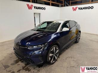 damaged passenger cars Renault Mégane E-TECH 2024/2